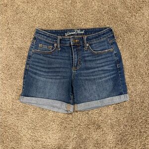 Universal Thread Women's Classic Mid Rise Boyfriend Blue Jean Shorts